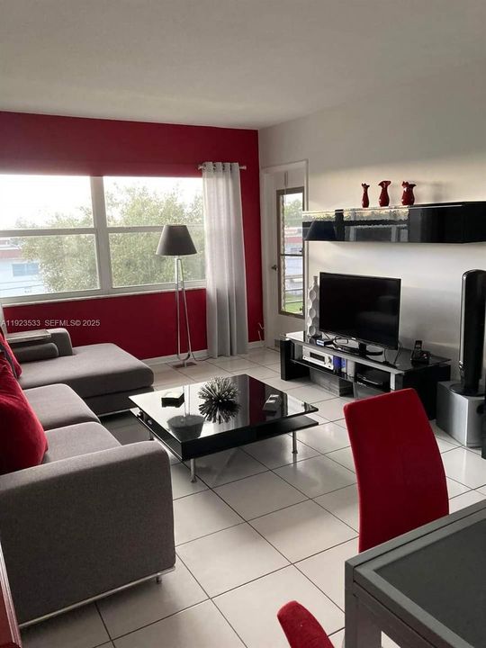 For Sale: $105,000 (1 beds, 1 baths, 680 Square Feet)