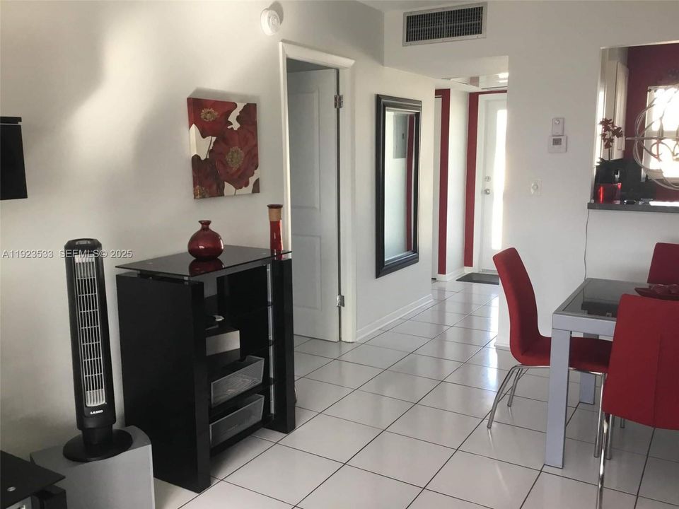 For Sale: $105,000 (1 beds, 1 baths, 680 Square Feet)