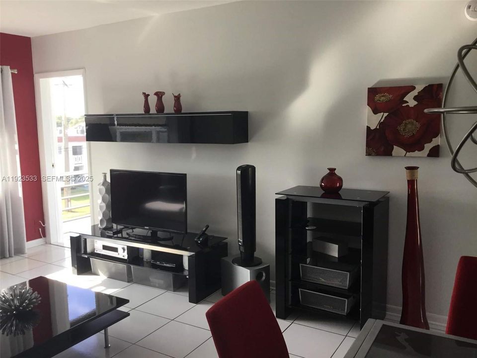 For Sale: $105,000 (1 beds, 1 baths, 680 Square Feet)