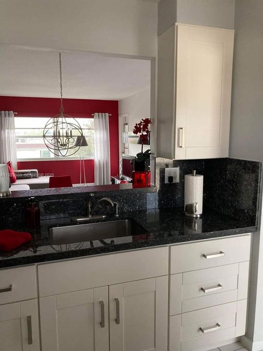 For Sale: $105,000 (1 beds, 1 baths, 680 Square Feet)