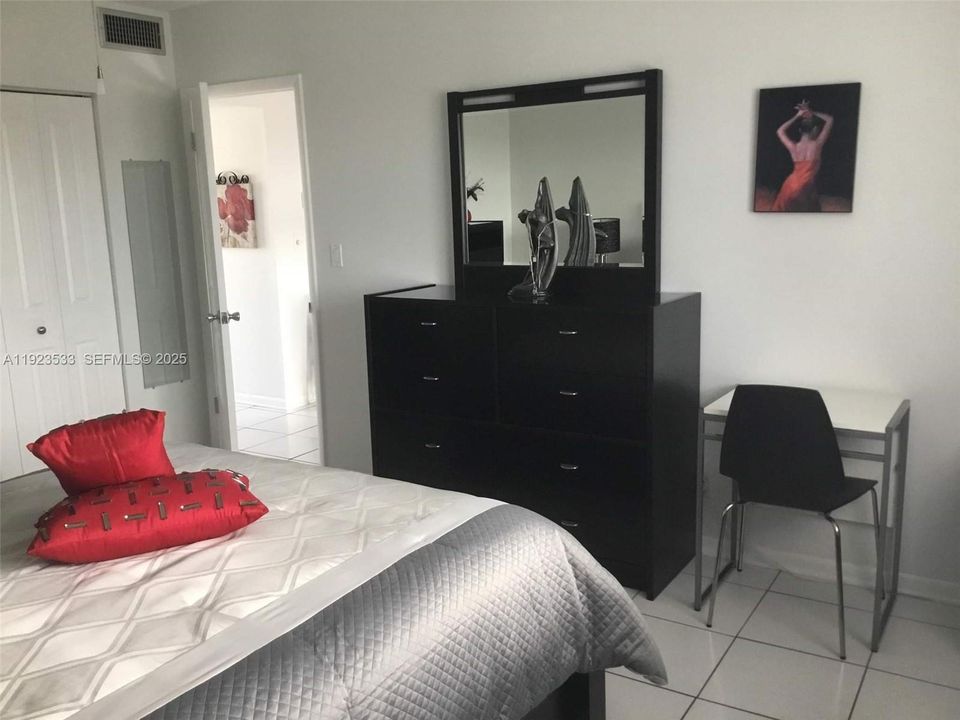 For Sale: $105,000 (1 beds, 1 baths, 680 Square Feet)