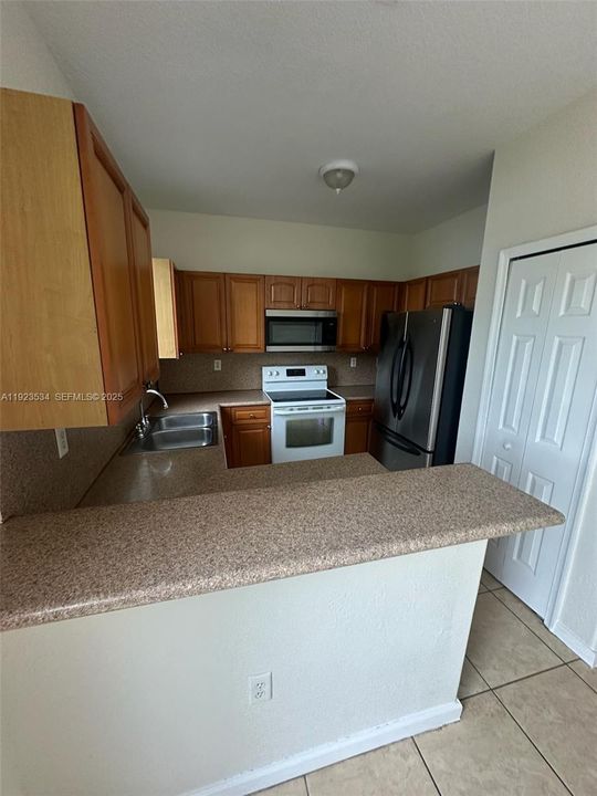 En Renta: $2,500 (4 camas, 3 baños, 1423 Pies cuadrados)