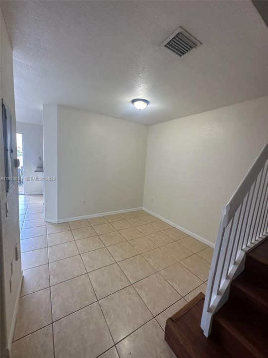 En Renta: $2,500 (4 camas, 3 baños, 1423 Pies cuadrados)