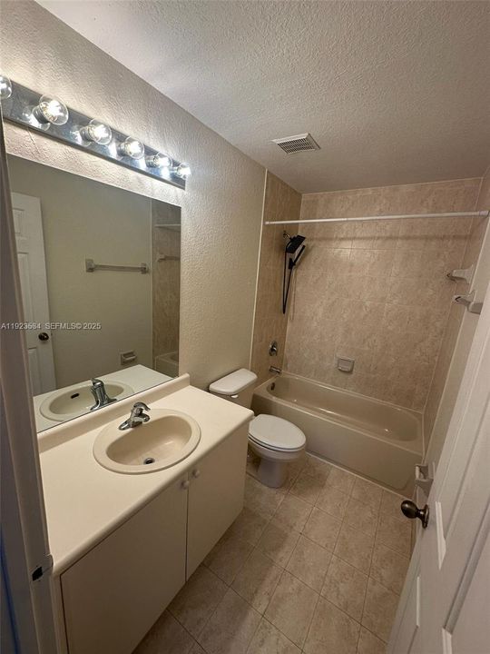 En Renta: $2,500 (4 camas, 3 baños, 1423 Pies cuadrados)