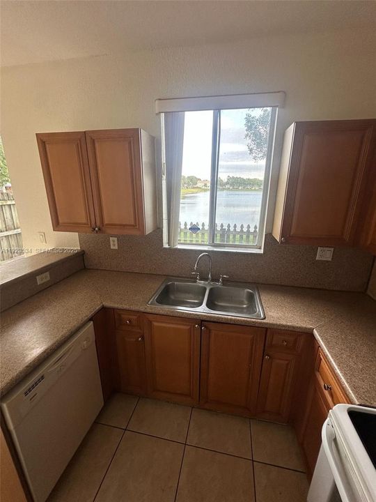 En Renta: $2,500 (4 camas, 3 baños, 1423 Pies cuadrados)