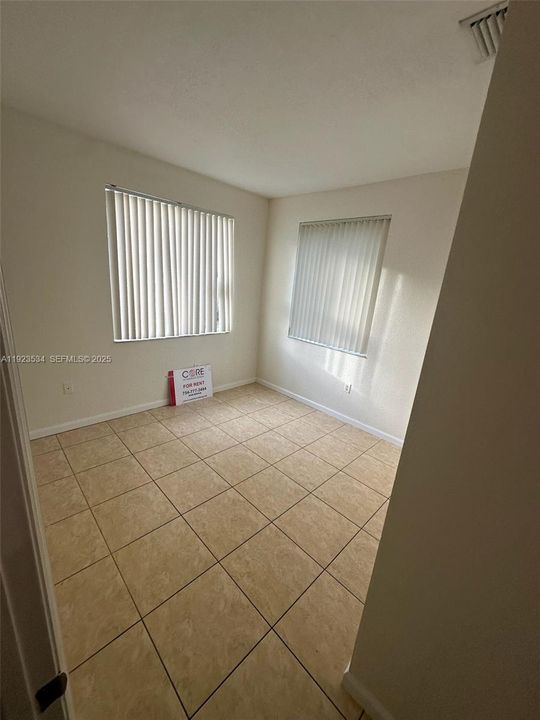 En Renta: $2,500 (4 camas, 3 baños, 1423 Pies cuadrados)