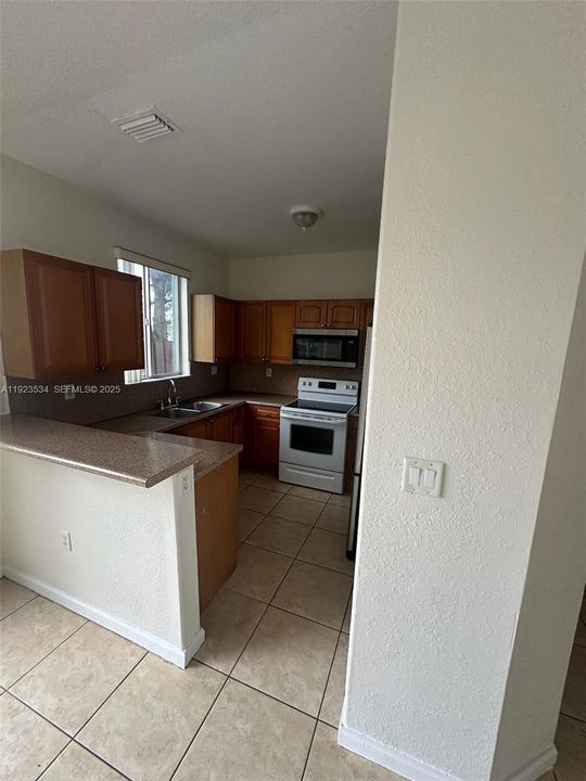 En Renta: $2,500 (4 camas, 3 baños, 1423 Pies cuadrados)