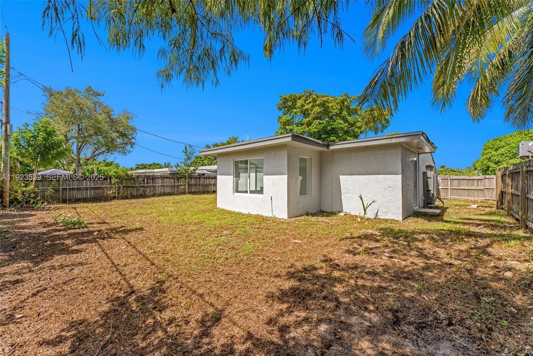 合同活跃: $3,200 (3 贝兹, 2 浴室, 1255 平方英尺)