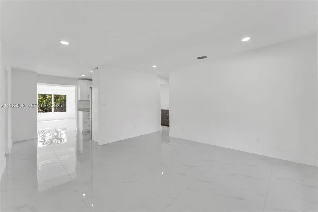 合同活跃: $3,200 (3 贝兹, 2 浴室, 1255 平方英尺)