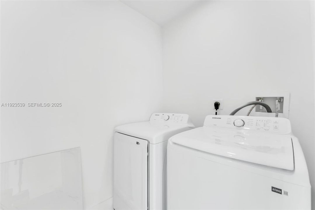 合同活跃: $3,200 (3 贝兹, 2 浴室, 1255 平方英尺)