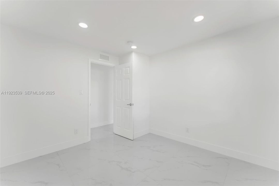 合同活跃: $3,200 (3 贝兹, 2 浴室, 1255 平方英尺)