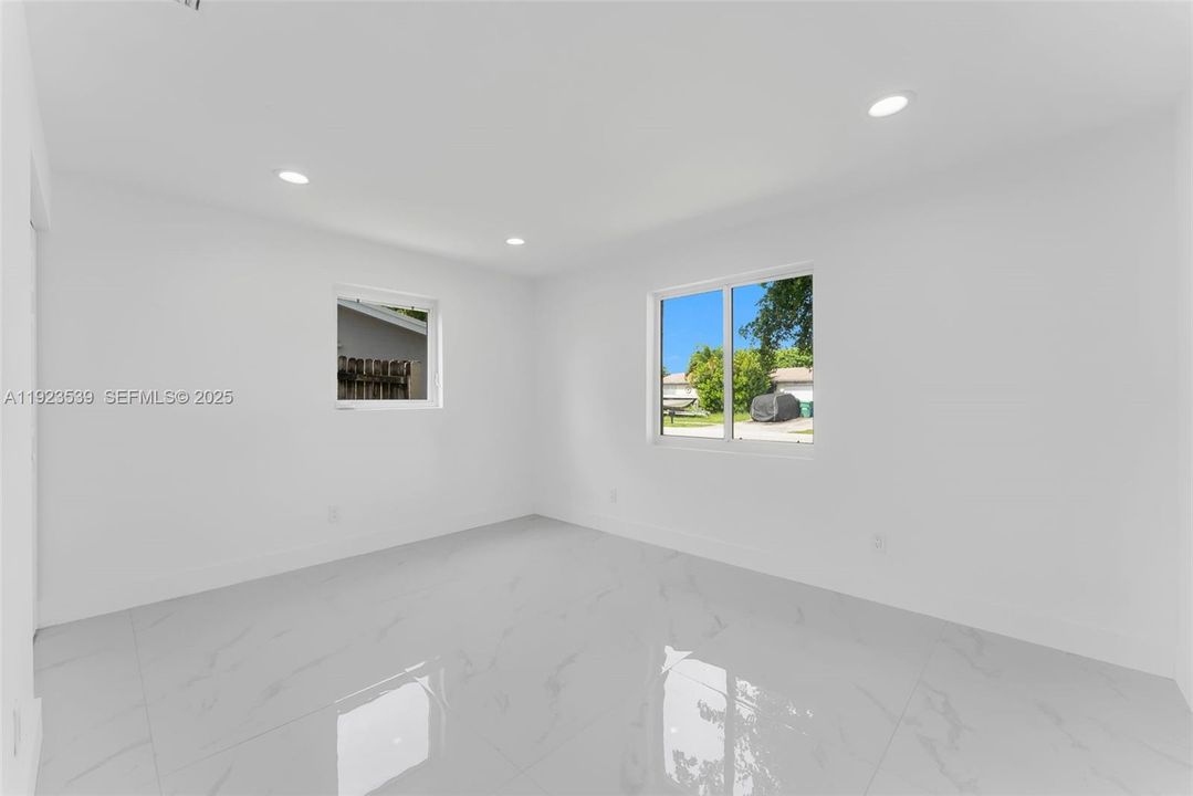 合同活跃: $3,200 (3 贝兹, 2 浴室, 1255 平方英尺)