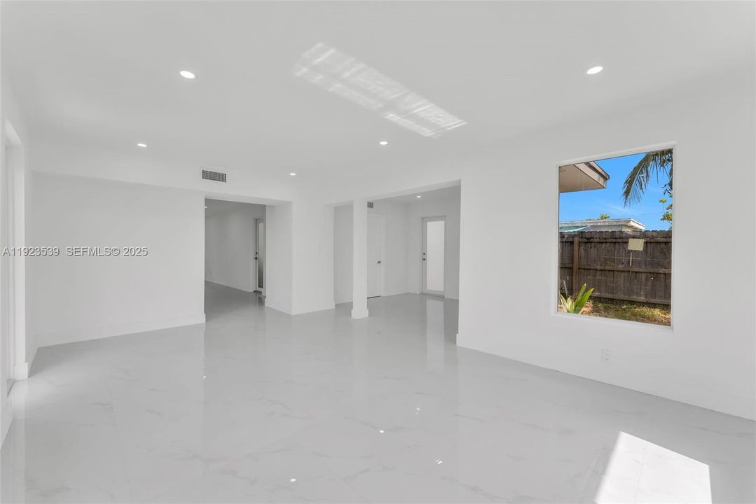 合同活跃: $3,200 (3 贝兹, 2 浴室, 1255 平方英尺)