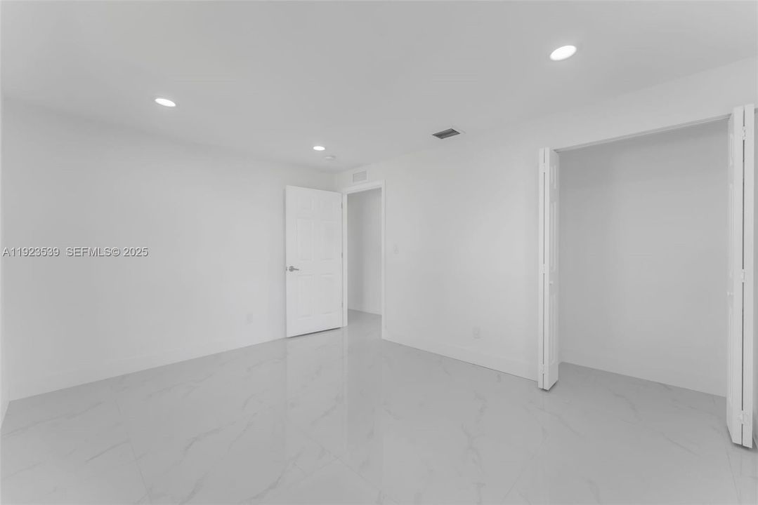 合同活跃: $3,200 (3 贝兹, 2 浴室, 1255 平方英尺)