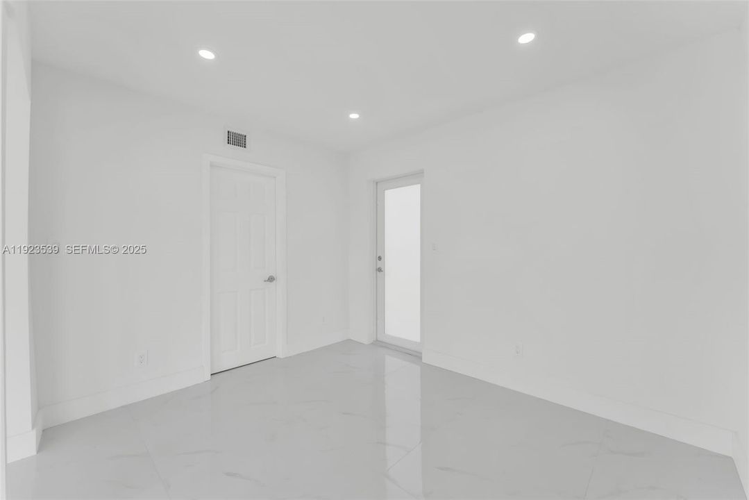 合同活跃: $3,200 (3 贝兹, 2 浴室, 1255 平方英尺)