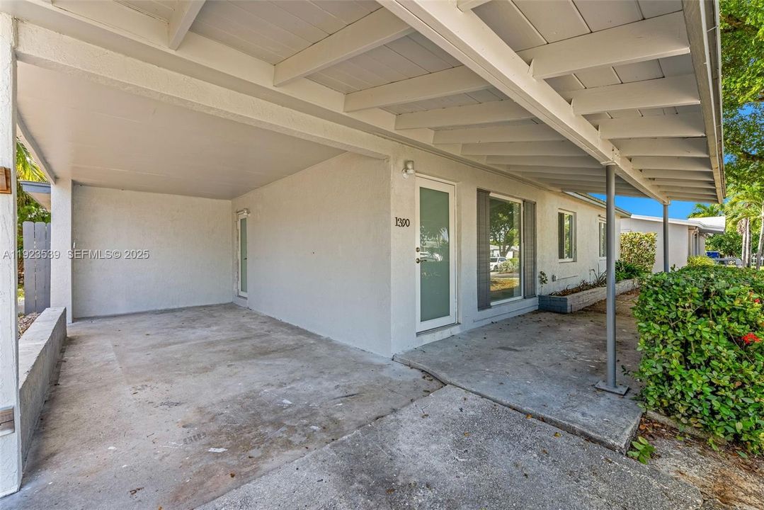 合同活跃: $3,200 (3 贝兹, 2 浴室, 1255 平方英尺)