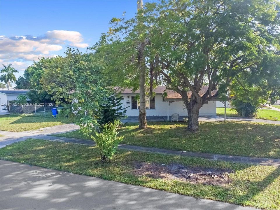 В аренду: $3,600 (4 спален, 2 ванн, 1404 Квадратных фут)