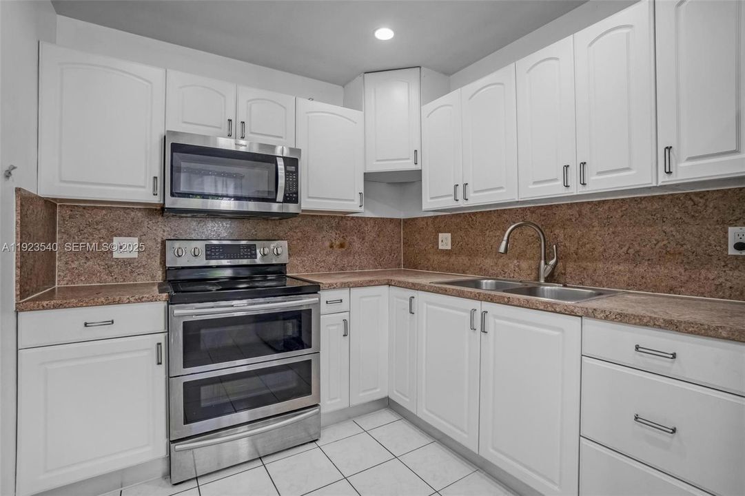 В аренду: $3,600 (4 спален, 2 ванн, 1404 Квадратных фут)