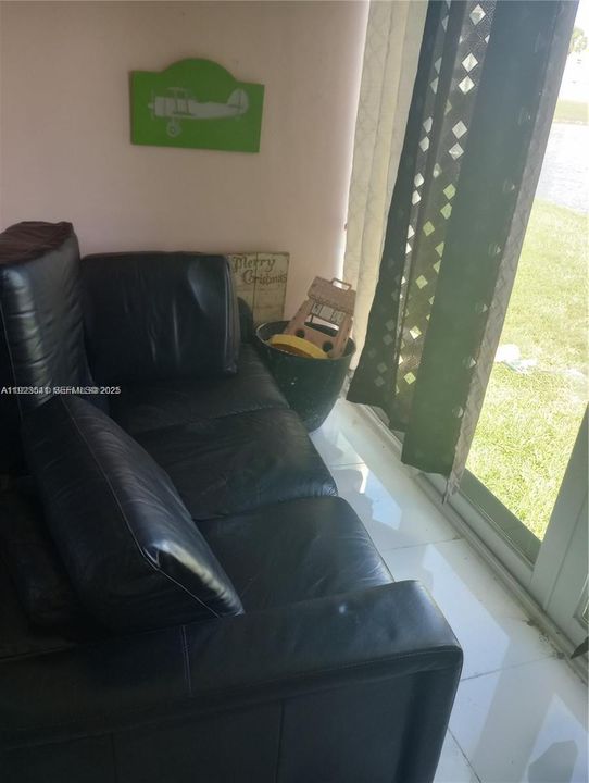 For Sale: $95,000 (1 beds, 1 baths, 640 Square Feet)