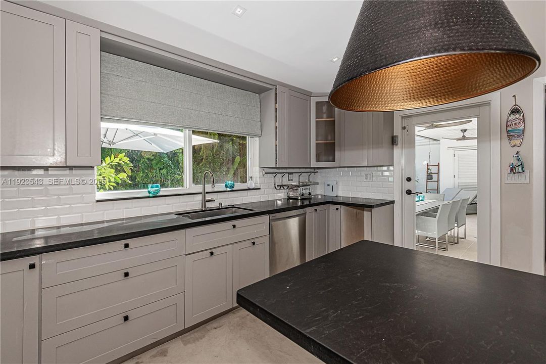 出租: $21,500 (5 贝兹, 3 浴室, 2346 平方英尺)