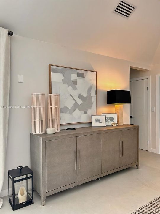 出租: $21,500 (5 贝兹, 3 浴室, 2346 平方英尺)