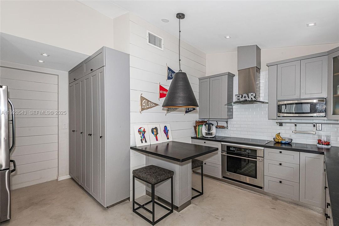 出租: $21,500 (5 贝兹, 3 浴室, 2346 平方英尺)