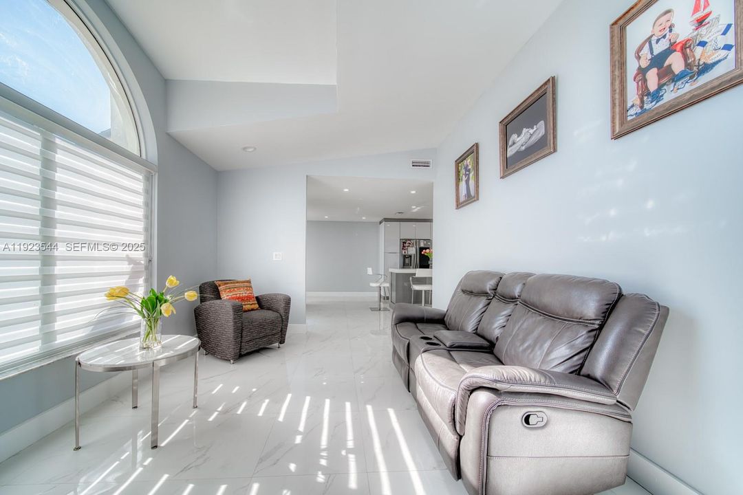 待售: $750,000 (4 贝兹, 3 浴室, 2107 平方英尺)