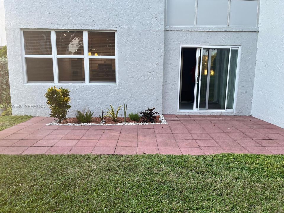 For Rent: $2,200 (2 beds, 2 baths, 1030 Square Feet)