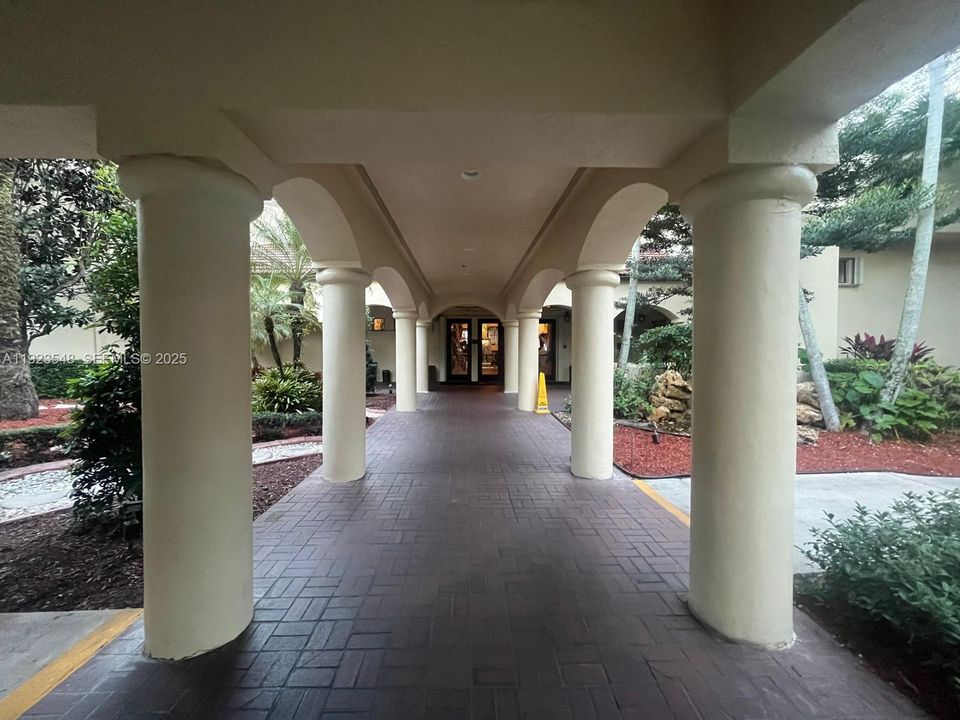 For Rent: $2,200 (2 beds, 2 baths, 1030 Square Feet)