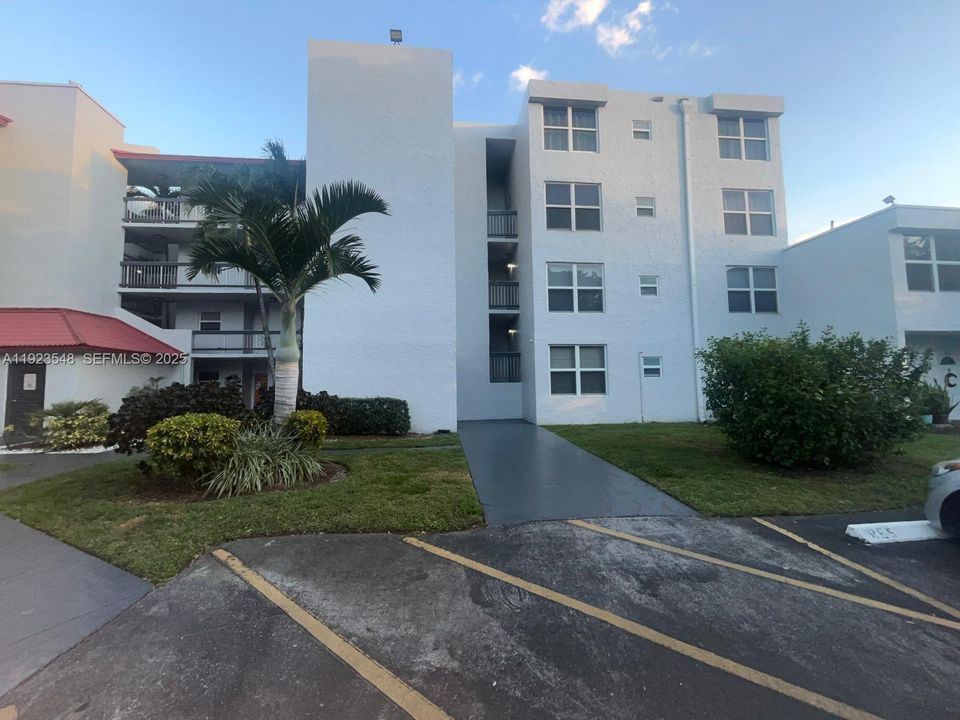 For Rent: $2,200 (2 beds, 2 baths, 1030 Square Feet)