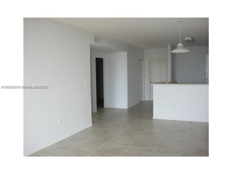 В аренду: $2,350 (2 спален, 1 ванн, 866 Квадратных фут)