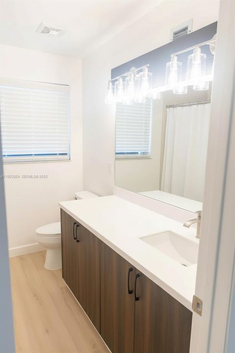 出租: $3,100 (3 贝兹, 2 浴室, 1445 平方英尺)