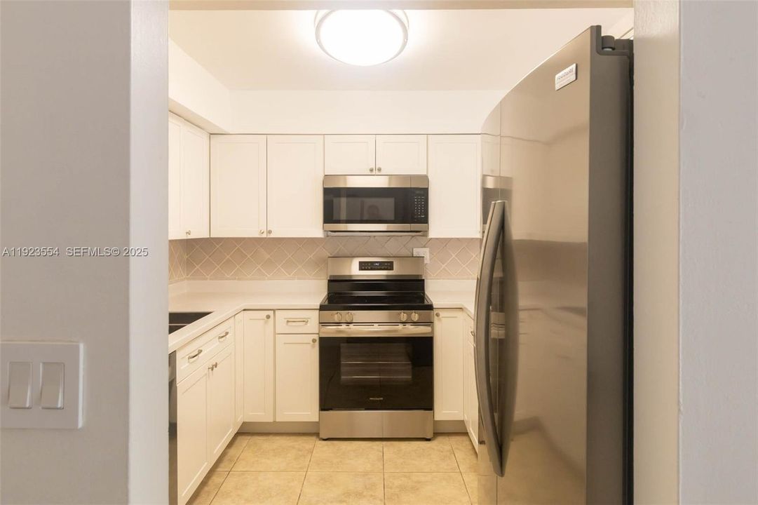 出租: $3,100 (3 贝兹, 2 浴室, 1445 平方英尺)