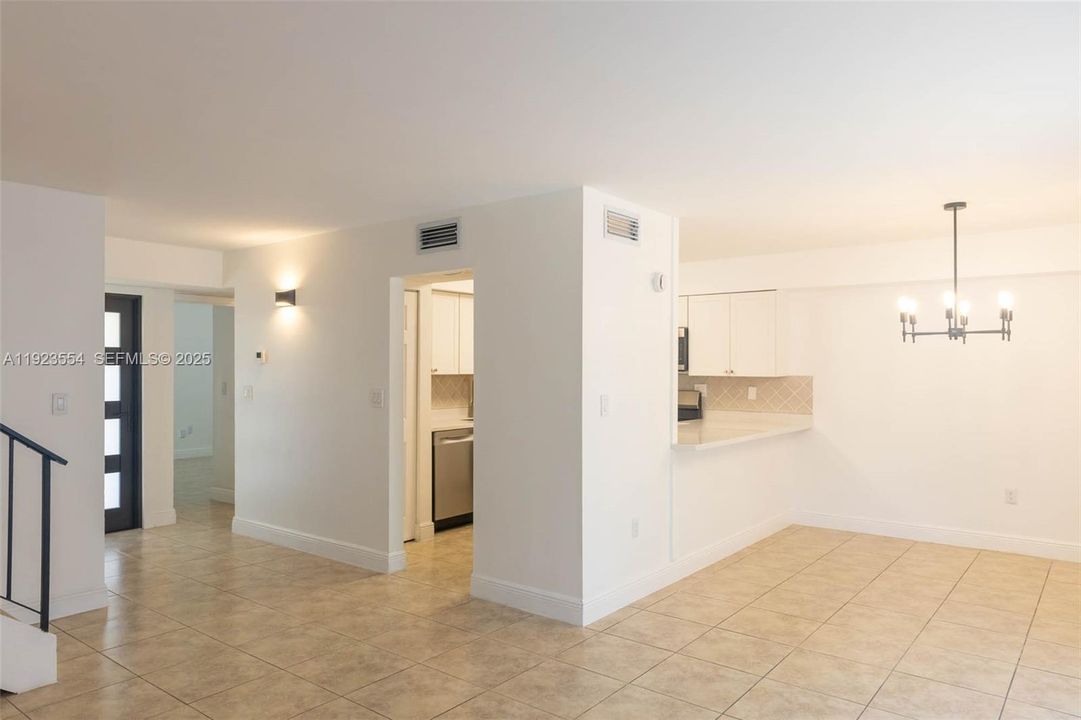 出租: $3,100 (3 贝兹, 2 浴室, 1445 平方英尺)