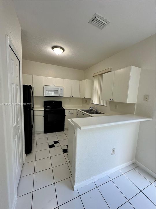 В аренду: $2,500 (4 спален, 3 ванн, 1423 Квадратных фут)