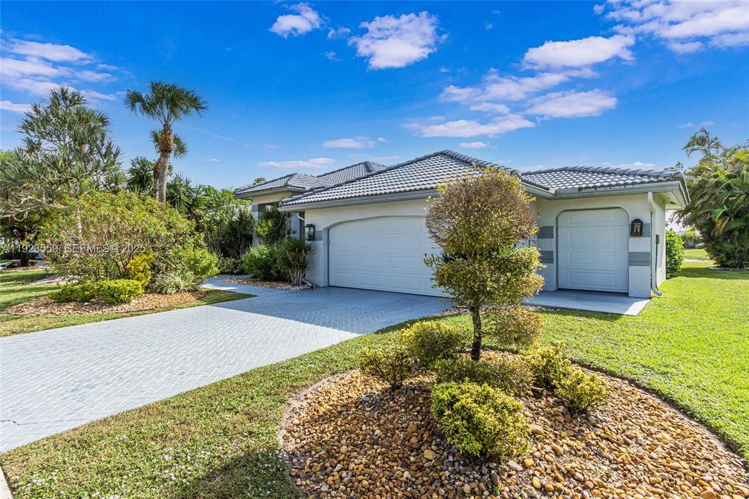 For Rent: $10,850 (3 beds, 3 baths, 2526 Square Feet)