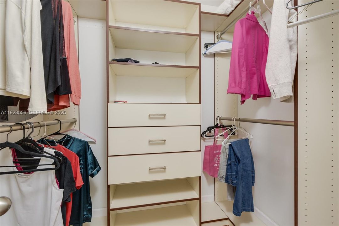 For Rent: $10,850 (3 beds, 3 baths, 2526 Square Feet)