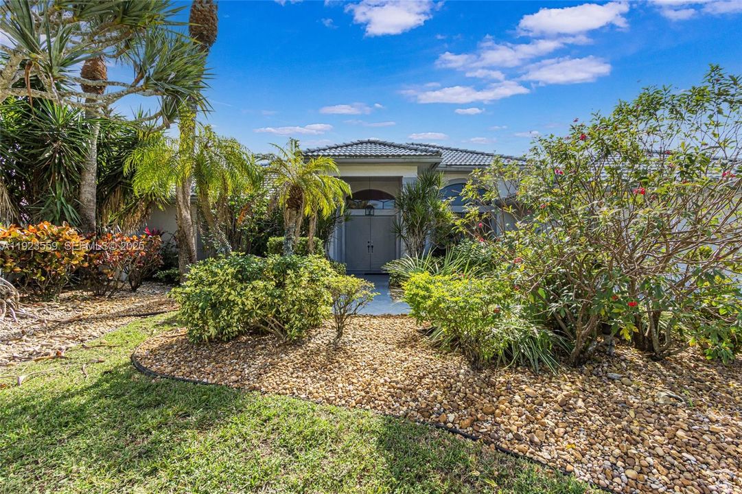 For Rent: $10,850 (3 beds, 3 baths, 2526 Square Feet)