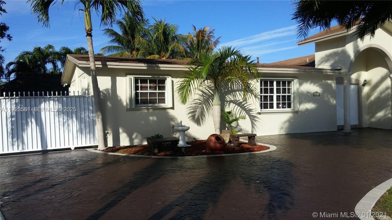 For Rent: $3,900 (4 beds, 3 baths, 1910 Square Feet)