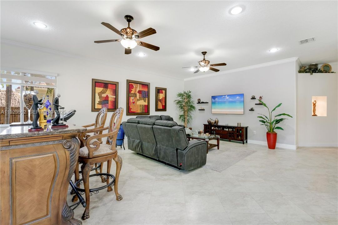 Под контрактом: $1,200,000 (5 спален, 4 ванн, 3363 Квадратных фут)