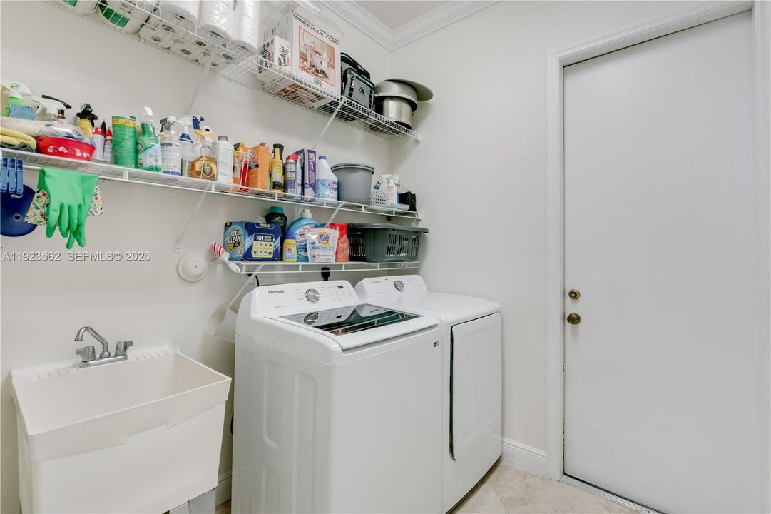 Под контрактом: $1,200,000 (5 спален, 4 ванн, 3363 Квадратных фут)