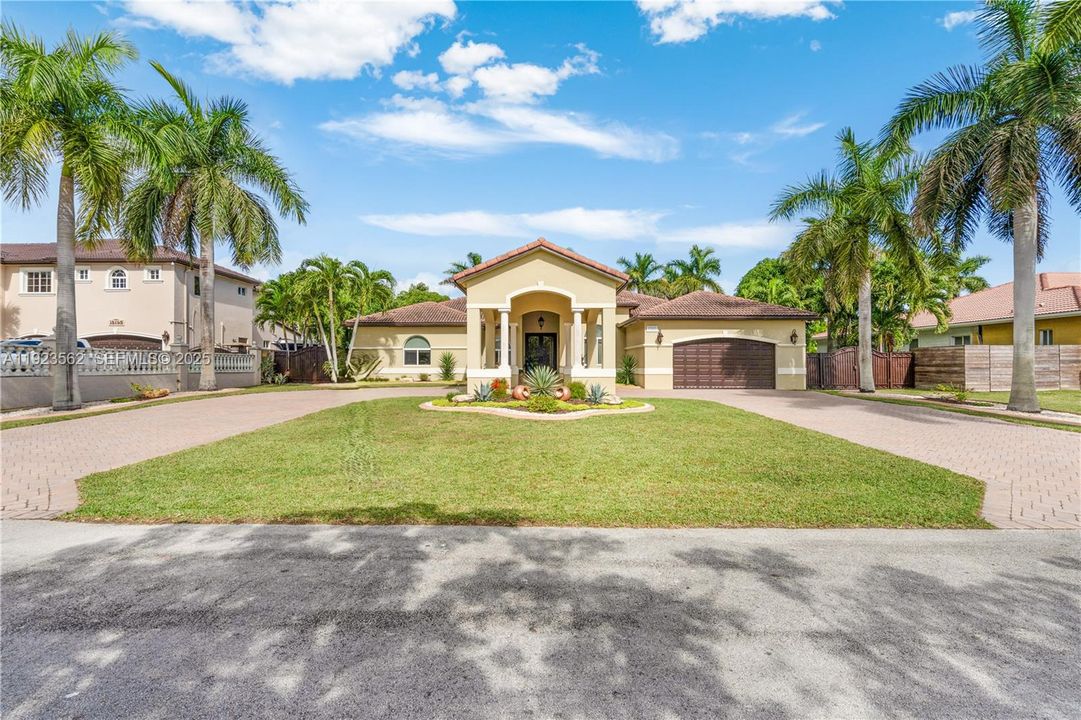 Под контрактом: $1,200,000 (5 спален, 4 ванн, 3363 Квадратных фут)