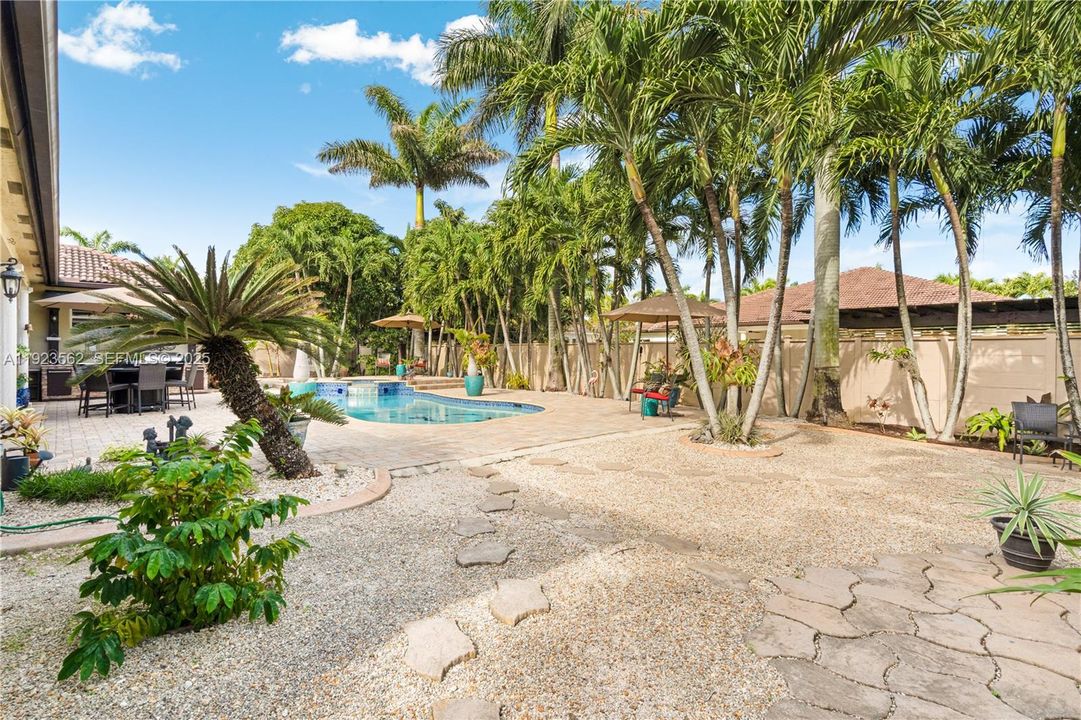 Под контрактом: $1,200,000 (5 спален, 4 ванн, 3363 Квадратных фут)