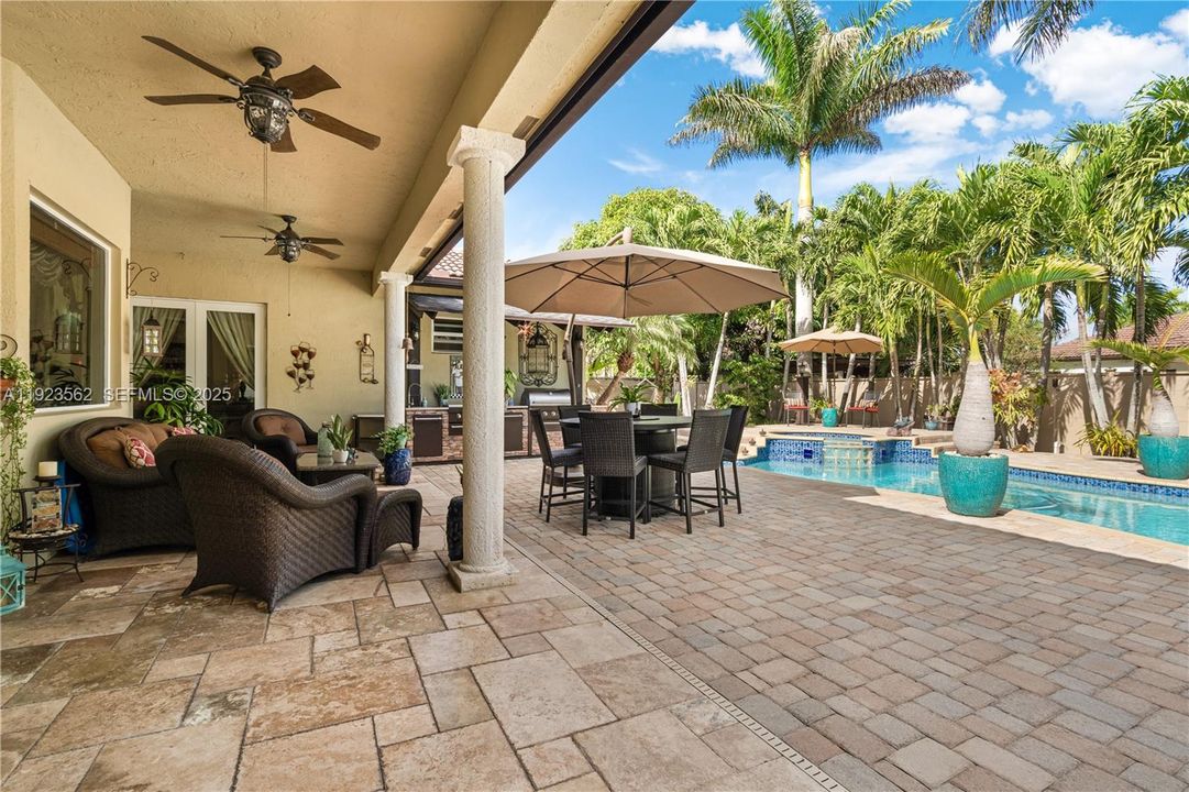 Под контрактом: $1,200,000 (5 спален, 4 ванн, 3363 Квадратных фут)