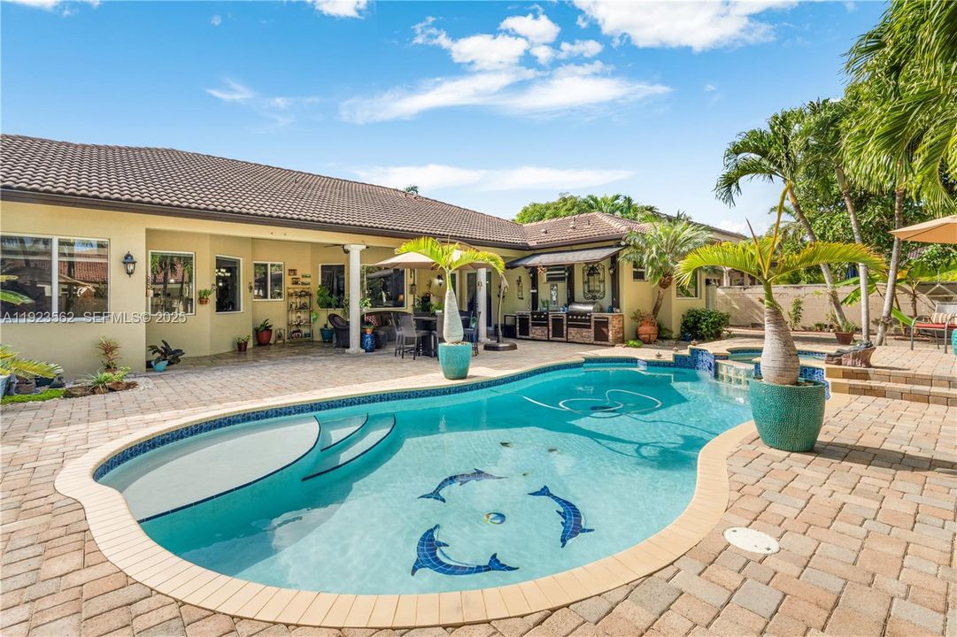 Под контрактом: $1,200,000 (5 спален, 4 ванн, 3363 Квадратных фут)