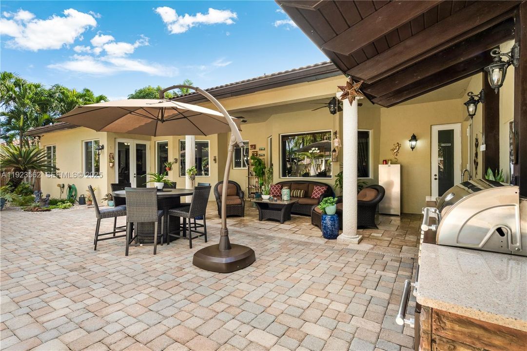 Под контрактом: $1,200,000 (5 спален, 4 ванн, 3363 Квадратных фут)