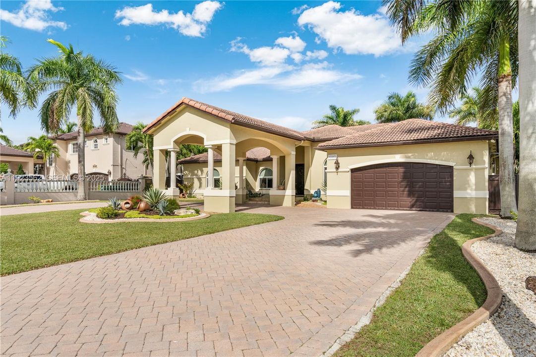 Под контрактом: $1,200,000 (5 спален, 4 ванн, 3363 Квадратных фут)