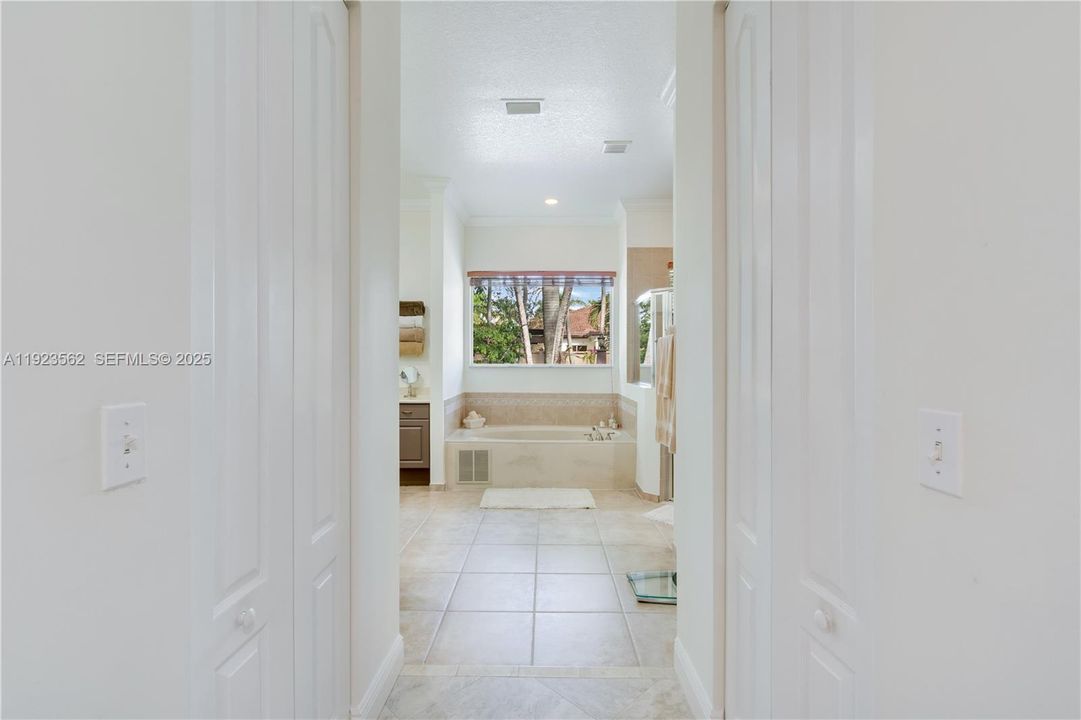 Под контрактом: $1,200,000 (5 спален, 4 ванн, 3363 Квадратных фут)