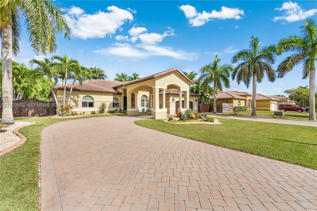 Под контрактом: $1,200,000 (5 спален, 4 ванн, 3363 Квадратных фут)