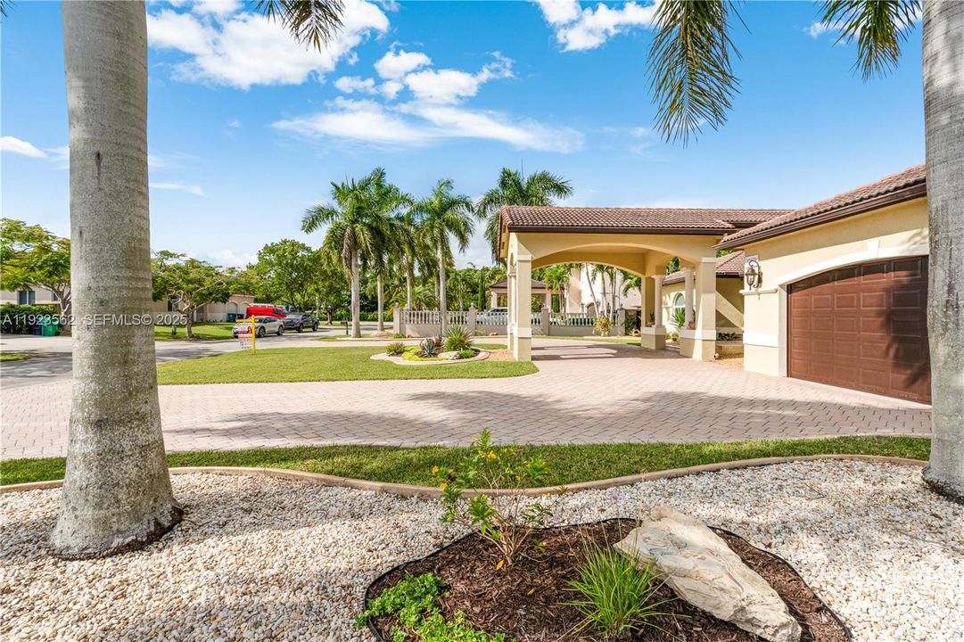 Под контрактом: $1,200,000 (5 спален, 4 ванн, 3363 Квадратных фут)